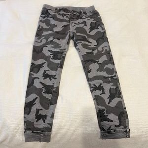 Camo stretchy pants size 6
